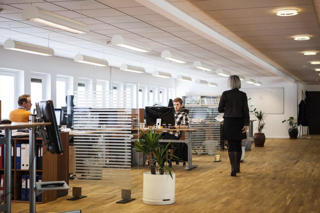 Empresa con personas trabajando gracias a la financiación empresarial