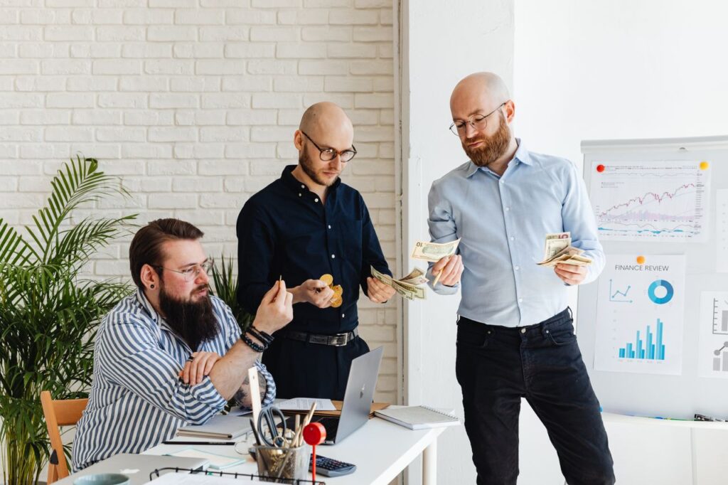 Tres ejecutivos utilizando fondos europeos y crowdfunding parafinanciar una empresa